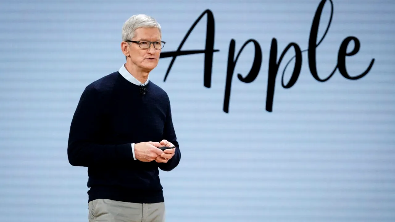 Schimbare istorică la Apple: Tim Cook s-a retras oficial din funcția de director general, după mai bine de 15 ani. Cui i-a predat „imperiul“ care astăzi valorează trilioane de dolari
