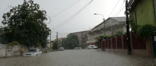 Cozi de sute de metri pe străzile din Iași și tramvaie blocate, din cauza apei de pe drumuri