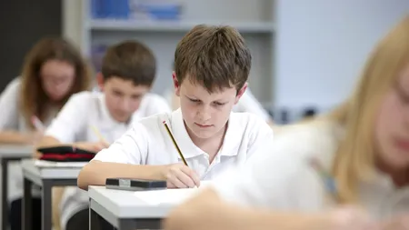 Perlele elevilor la Evaluarea Națională 2025 devin virale: 