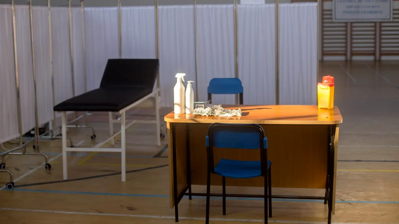 Sălile de sport din licee, transformate în centre de vaccinare anti-COVID: „50% din cadrele didactice refuză imunizarea” (REPORTAJ)