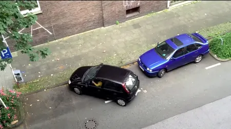 Cât îi ia unei șoferițe să parcheze