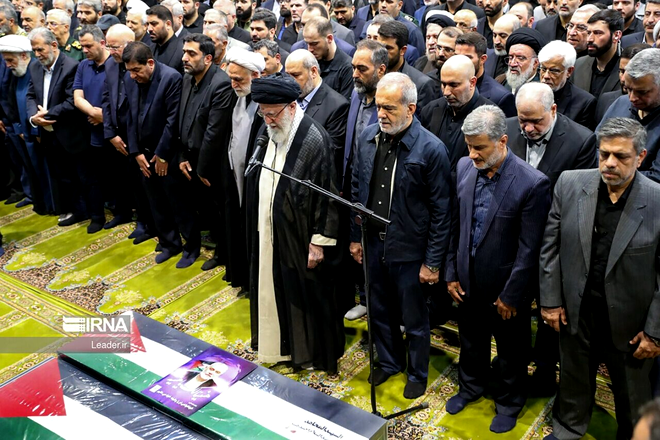 Ayatollahul Ali Khamenei și președintele Iranului Masoud Pezeshkian participă la înmormântarea liderului Hamas, asasinat pe 31 iulie 2024. Sursa Foto: Profimedia 