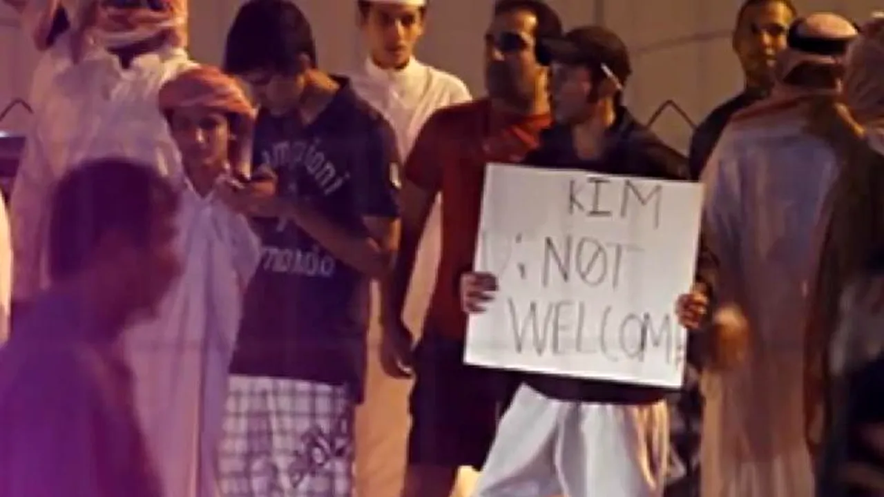 Vizita lui Kim Kardashian în Bahrain s-a lăsat cu proteste violente. Poliția a intervenit cu gaze lacrimogene