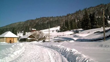 12 drumuri județene din Iași sunt blocate din cauza ninsorii și a viscolului