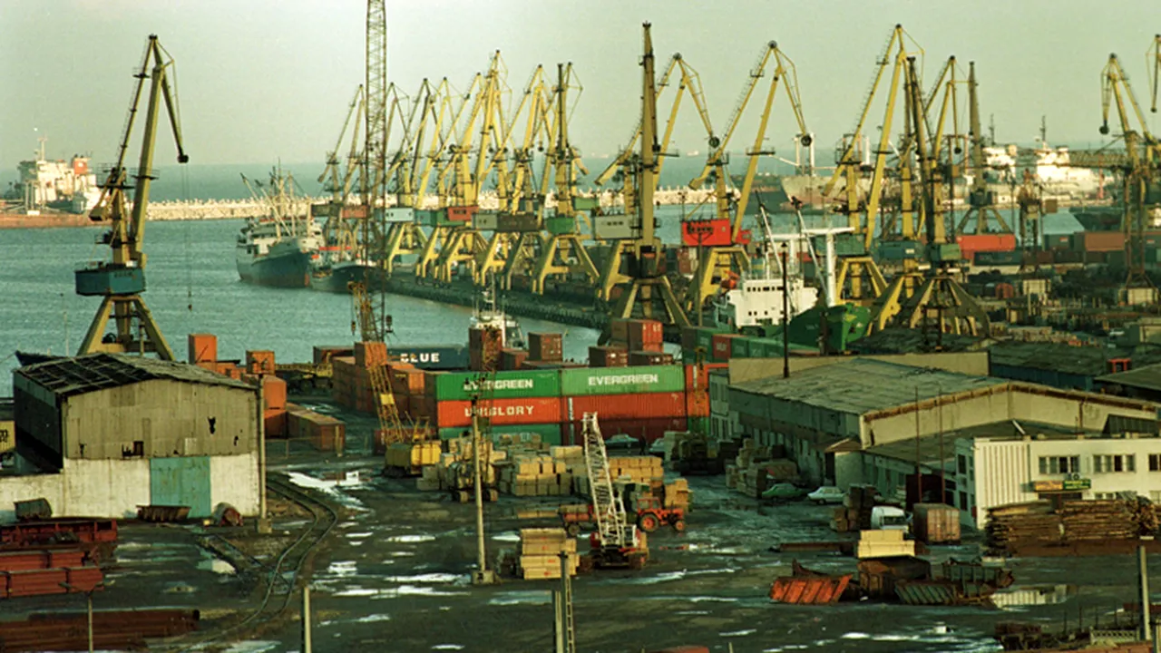 GREVĂ SPONTANĂ a angajaților Administrației Porturilor Maritime Constanța. Sute de persoane cer demisia directorului