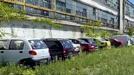 Zeci de mașini abandonate pe străzile din Suceava, scoase la licitație pe câteva sute de euro