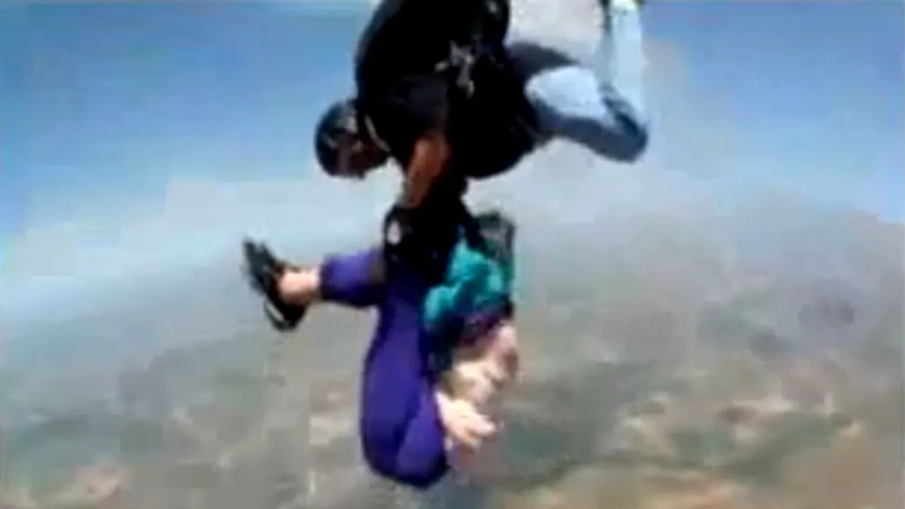 VIDEO: Ce a pățit o femeie de 80 de ani care a sărit cu parașuta. 141.000 de oameni au văzut-o pe YouTube în două zile