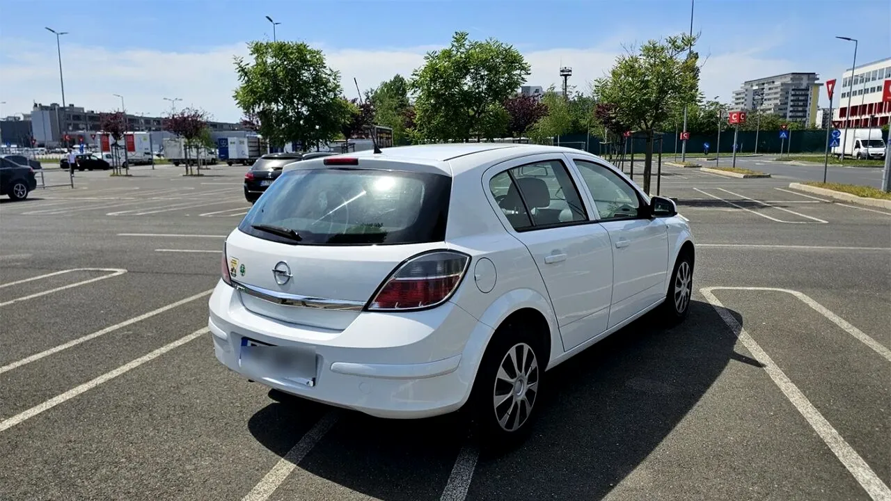 Cerându-i-se ajutorul, o clujeancă și-a împrumutat mașina unui prieten. Ce s-a întâmplat după ce amicul a refuzat să înapoieze Opelul