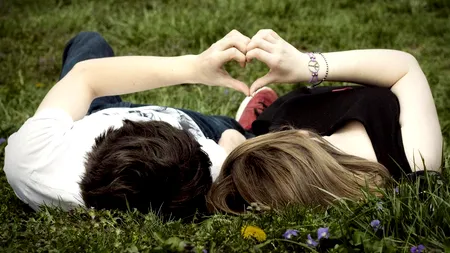 Online vs. offline: cum se iubesc românii. 50% dintre utilizatorii serviciilor de dating au mai multe emoții la prima întâlnire decât la un interviu de angajare