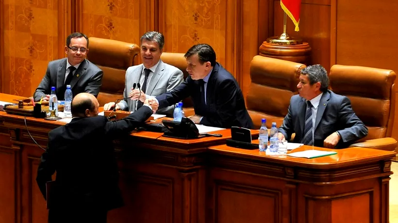 Schimb de replici între Traian Băsescu și Crin Antonescu. Ce a lăsat președintele la plecarea din Parlament