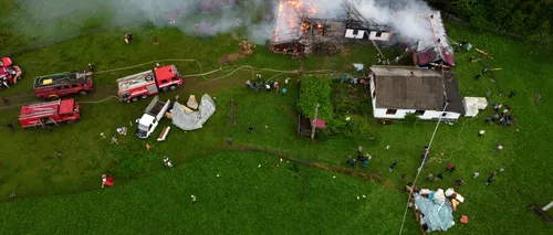 O casă din Suceava a luat foc, după ce a fost lovită de trăsnet (FOTO - VIDEO)