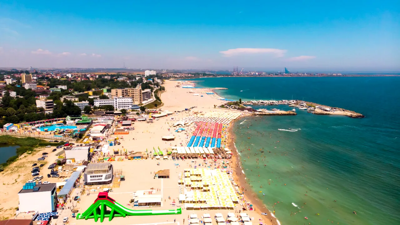 Cele 6 plaje românești care au primit eticheta „Steagul Albastru”. Sunt cunoscute pentru regulile stricte de curățenie și serviciile turistice