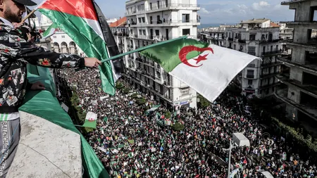 VIDEO PROTESTE masive în Algeria. Sute de mii de persoane au ieșit în stradă împotriva regimului președintelui Bouteflika