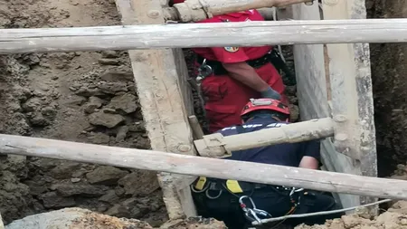 Satu Mare: Un muncitor a murit după ce a fost îngropat de un mal de pământ