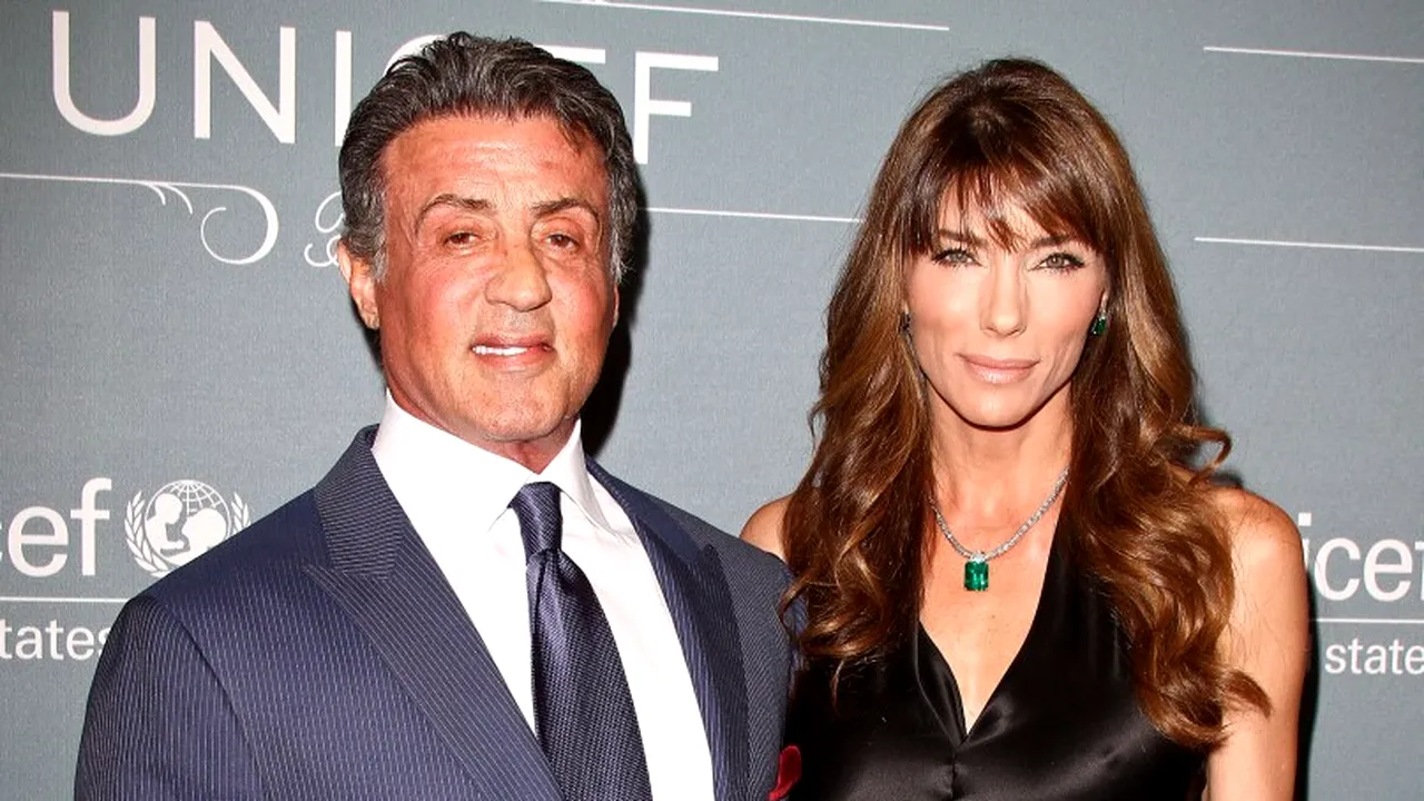 Cum arată soția lui Sylvester Stallone în costum de baie. GALERIE FOTO