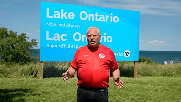 Premierul provinciei canadiene Ontario a pus un afiș uriaș cu numele lacului. Ce mesaj are pentru Trump, care vrea să schimbe numele apei în „America”