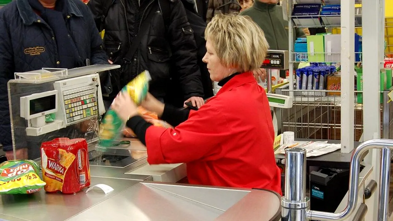 Ce salarii au casierițele din Kaufland România, acum, în 2022. Primesc și bonuri de masă!