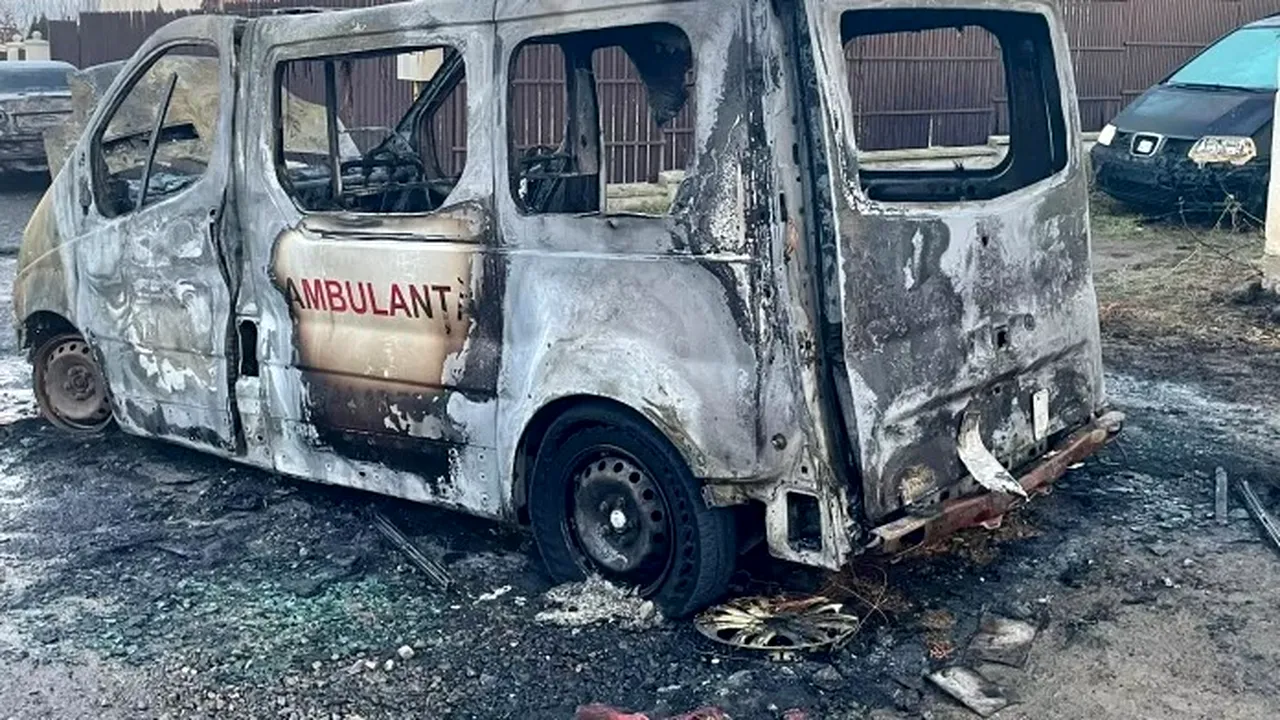 Ambulanță distrusă și trei mașini avariate de INCENDIU. De la ce a pornit focul