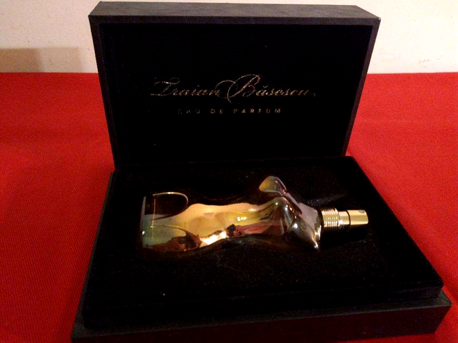 Sticlă de parfum pentru Traian Băsescu pe OLX