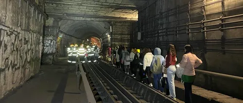 FOTO | Aproape 300 de călători evacuați prin tunel, după o defecțiune la garnitura de metrou, între stațiile Basarab și Grivița