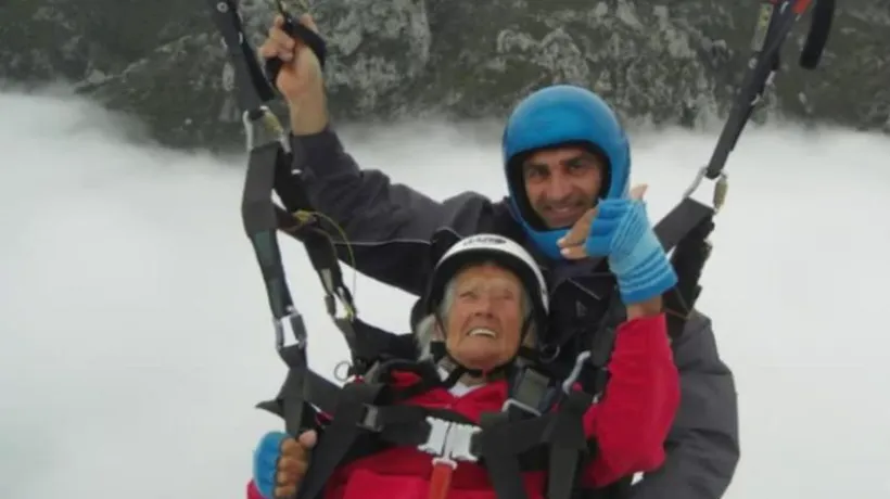 O străbunică de 104 ani a zburat cu parapanta. VIDEO