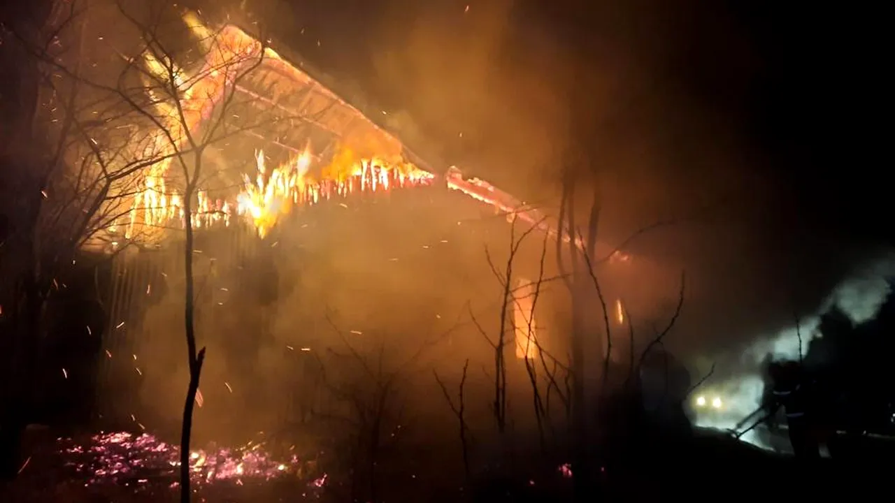 Sfârșit tragic pentru un bărbat din Suceava. A murit într-un incendiu care i-a cuprins casa