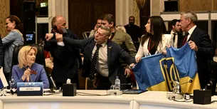 VIDEO | Un delegat UCRAINEAN l-a pocnit în față pe un rus, în timpul unei reuniuni la Ankara: „Ia-ți labele de pe steagul nostru, gunoi rusesc!”