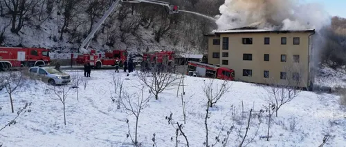 Incendiu cu degajare masivă de fum izbucnit la un bloc de locuințe din Cluj