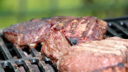 Grătar mai accesibil, pentru cine îl poate mânca: Cel mai ieftin sortiment de „carne