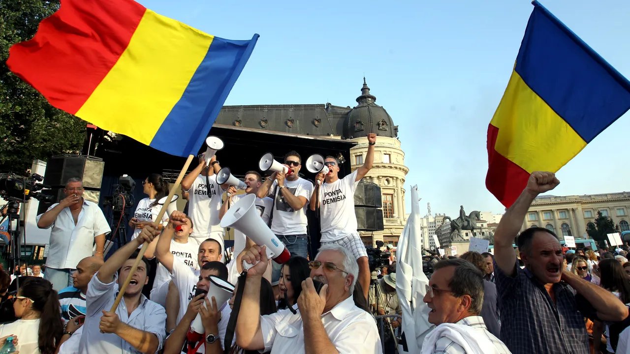 Ce nu s-a văzut în direct la mitingul PDL și la protestele din Piața Universității. VIDEO