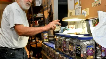 Câți bani a strâns acest bătrân după ce, timp de 10 ani, a adunat toate monedele găsite pe stradă