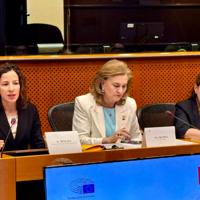 Roxana Mînzatu (s) și Maria Grapini (FOTO - Facebook.com/gabifirea)