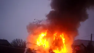 FOTO-VIDEO: A ars ca o torță. Un camion care transporta carne a luat foc în Prahova. Ce s-a întâmplat cu șoferul și pasagerul autoutilitarei / Traficul este blocat