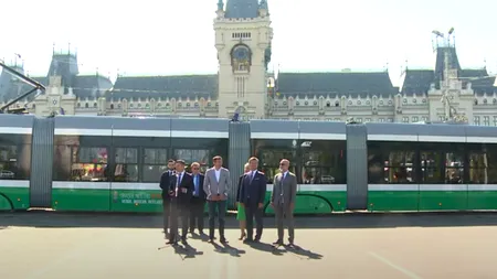 Noile tramvaie din Iași îngheață în mijlocul drumului din cauza frigului. Vatmanii sunt nevoiți să dea jos gheața cu lopata