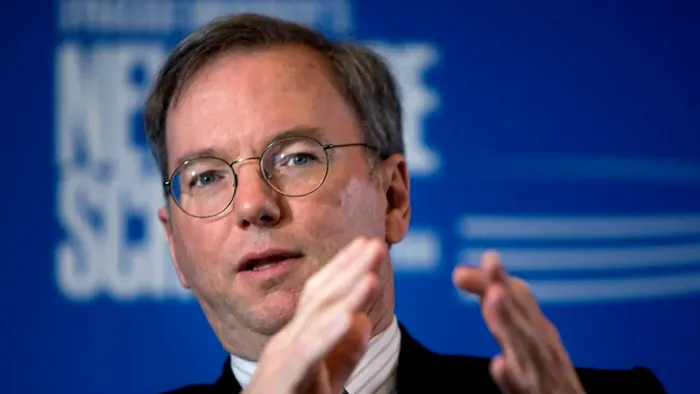 Eric Schmidt, fost CEO Google, huiduit de absolvenții Universității din Arizona