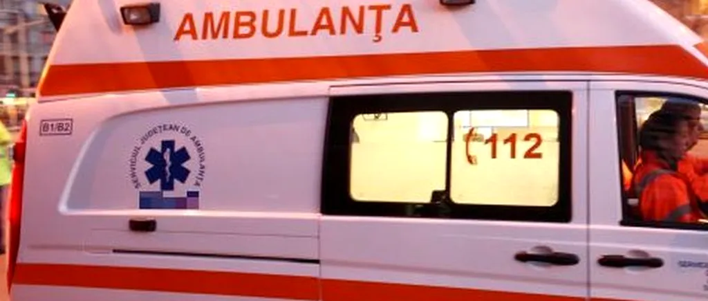 Trei persoane rănite în Tulcea, după ce o mașină a intrat într-o depășire rscantă și a lovit un autobuz