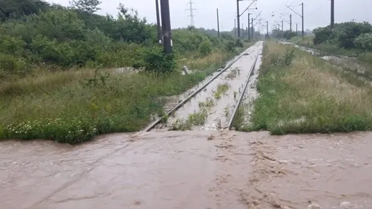 PLOI ABUNDENTE. Circulația trenurilor a fost blocată pe relația București-Timișoara, după ce linia de cale ferată a fost inundată