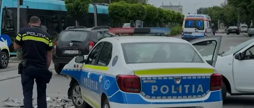 Maşină de <i class='ep-highlight'>poliţie</i>, implicată într-un ACCIDENT rutier în Craiova. Autospeciala avea în funcţiune semnalele luminoase