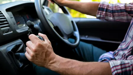 Bărbatul care a furat o mașină dintr-o spălătorie din București, i-a montat alte numere și a condus-o fără permis, a fost REȚINUT