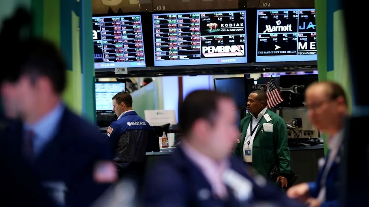 Un sfert dintre angajații de pe Wall Street cred că este necesar SĂ TRIȘEZE ca să reușească. SONDAJ