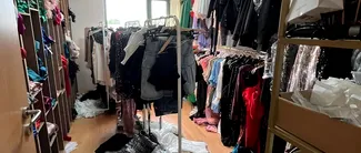 De ce nu reușește încă România să recicleze materialele textile. Aproape toate hainele vechi ale românilor ajung la gunoi sau sunt arse