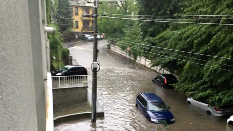 Străzi și subsoluri din Cluj-Napoca, INUNDATE în urma unei ploi torențiale