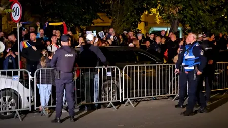 Peste 200 de susținători ai lui Călin Georgescu încă scandează în fața arestului central. „Arestați-ne pe toți!”. Ce mesaje continuă să se audă din mulțime
