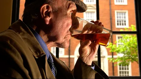 Consumul responsabil de alcool, recomandat în cazul celor care au împlinit 60 de ani: „Au o memorie mai bună