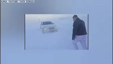 VIDEO | Șofer cu BMW, amendat după ce a rămas înzăpezit pe Transalpina. „Ne-am pus viața în pericol să te scoatem de aici”
