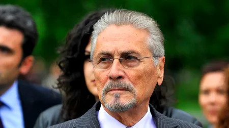 Emil Constantinescu a venit la reuniunea PNL pentru a verifica o sală. A evitat să-l felicite pe Iohannis