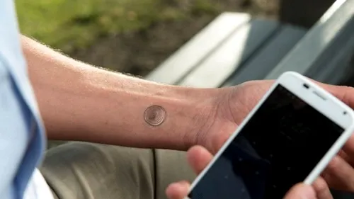Moto X, primul telefon care poate fi deblocat cu ajutorul unui tatuaj digital