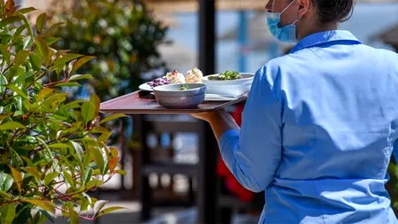 Un restaurant trebuie să plătească salariaților 140.000 de dolari după ce ar fi angajat un PREOT FALS pentru a le afla „păcatele”