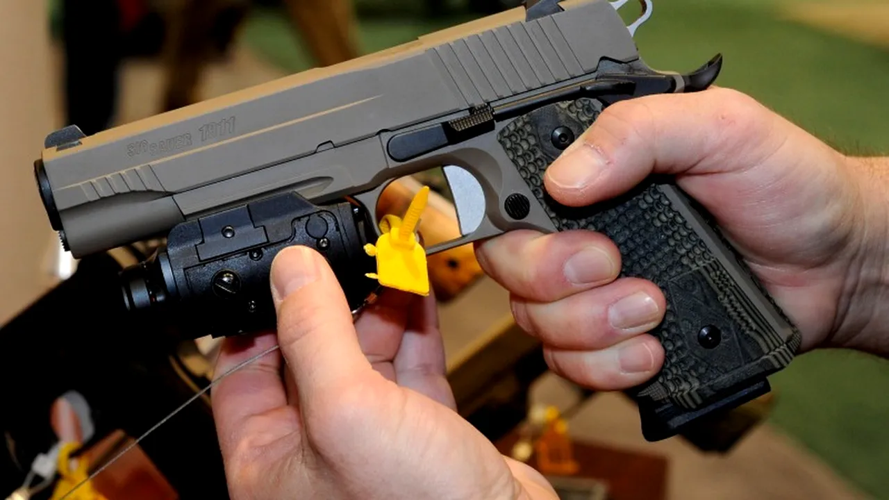 Și-a trimis un colet cu un pistol și 700 de cartușe din SUA. A fost lăsat să-și ridice arma, apoi a venit rândul lui să fie ridicat