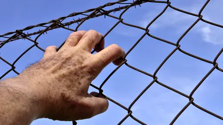 Un bărbat cere daune în valoare de 5 milioane de dolari și acuză gardienii dintr-un centru de detenție că i-au ignorat problema „rușinoasă